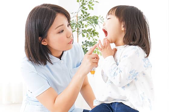 お子さんのお口の状態を診察する様子