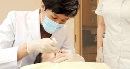 丁寧なカウンセリングと矯正歯科の専門資格に裏付けされた高い技術力